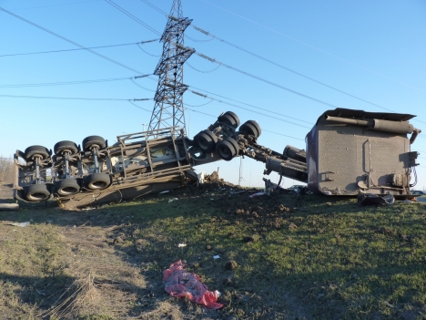 В Петербурге на Софийской перевернулась фура