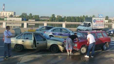 Авария на Октябрьской набережной в Петербурге