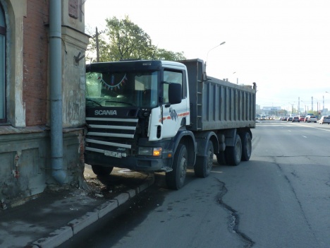 Грузовик на дом напрыгнул