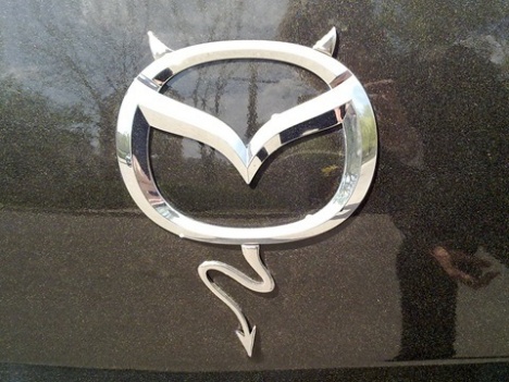 Улыбнула эмблема Mazda